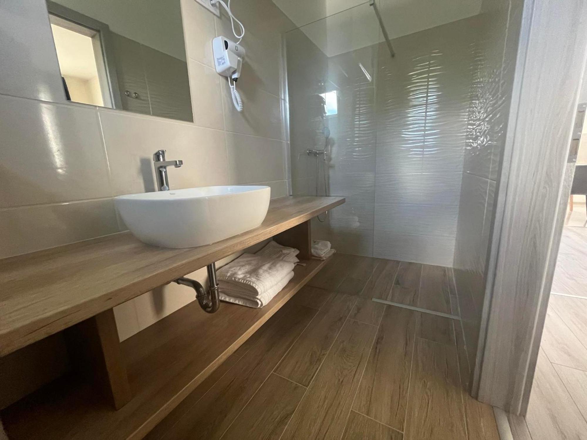 Brill Hotel بيكيسكسابا المظهر الخارجي الصورة